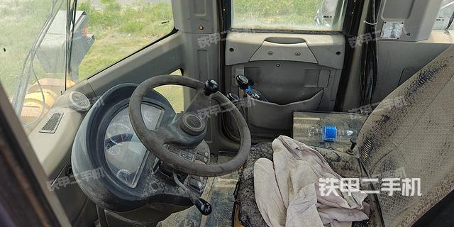 駕駛室工作臺(整機(jī)外觀及大件) 駕駛室工作臺(整機(jī)外觀及大件)