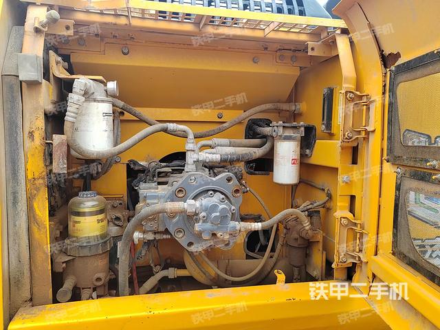 液壓泵艙室正面整體(整機外觀) 液壓泵艙室正面整體(整機外觀)