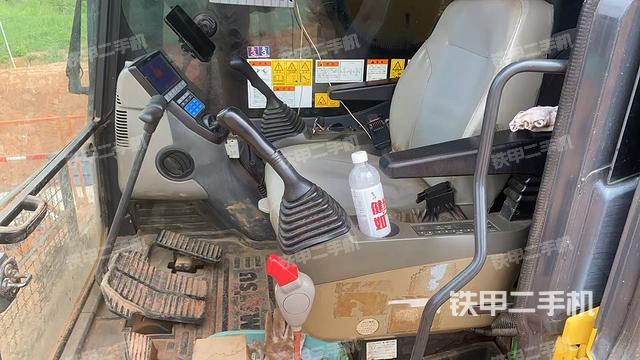 駕駛室整體(整機(jī)外觀) 駕駛室整體(整機(jī)外觀)