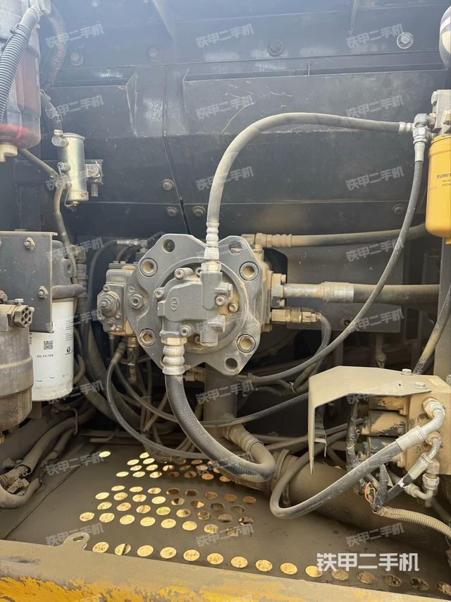 液壓泵艙室正面整體(整機(jī)外觀) 液壓泵艙室正面整體(整機(jī)外觀)