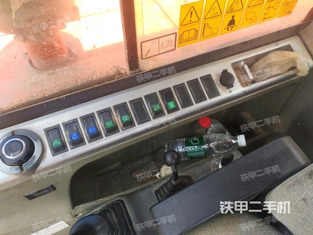 座椅右側(cè)控制臺/鑰匙門/油門/含右手柄(駕駛室部分) 座椅右側(cè)控制臺/鑰匙門/油門/含右手柄(駕駛室部分)