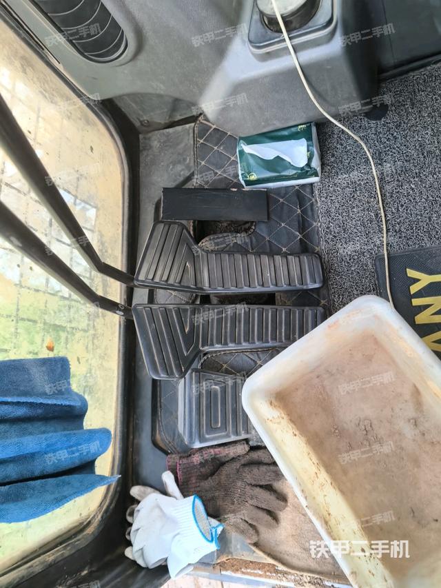 行走控制手柄和踏板?俯拍(駕駛室部分) 行走控制手柄和踏板?俯拍(駕駛室部分)