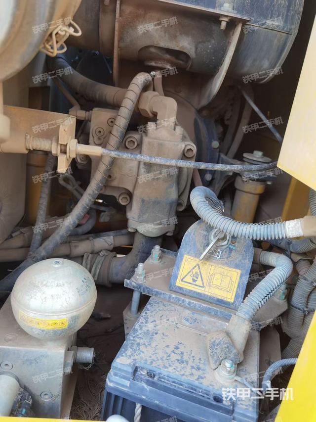 液压泵舱室正面整体(整机外观) 液压泵舱室正面整体(整机外观)
