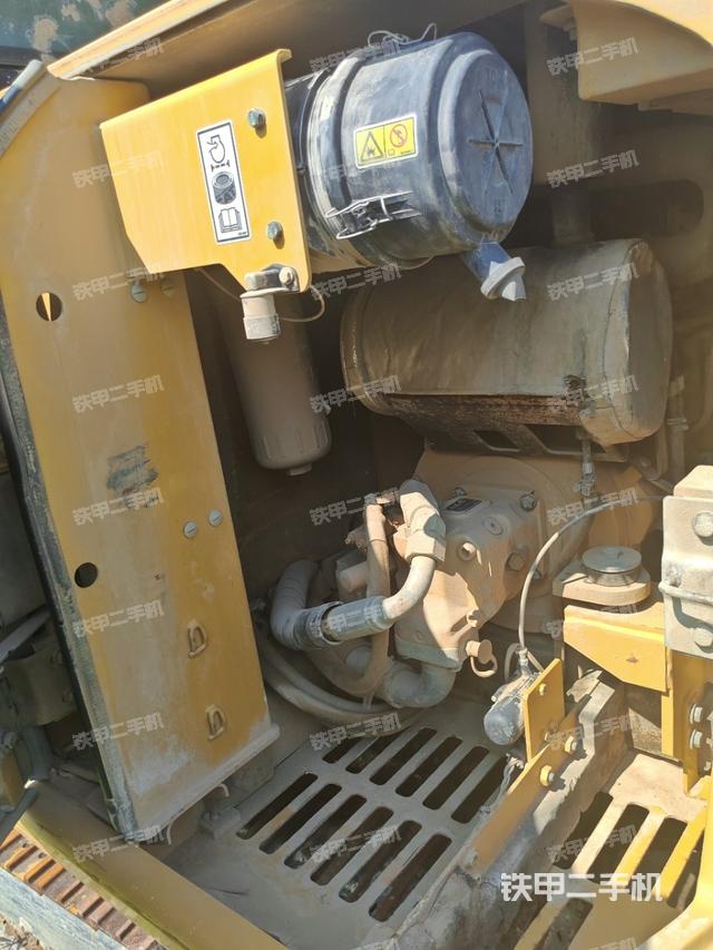 液壓泵艙室正面整體(整機(jī)外觀) 液壓泵艙室正面整體(整機(jī)外觀)