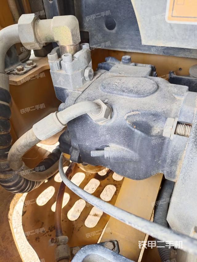 液压泵舱室正面整体(整机外观) 液压泵舱室正面整体(整机外观)