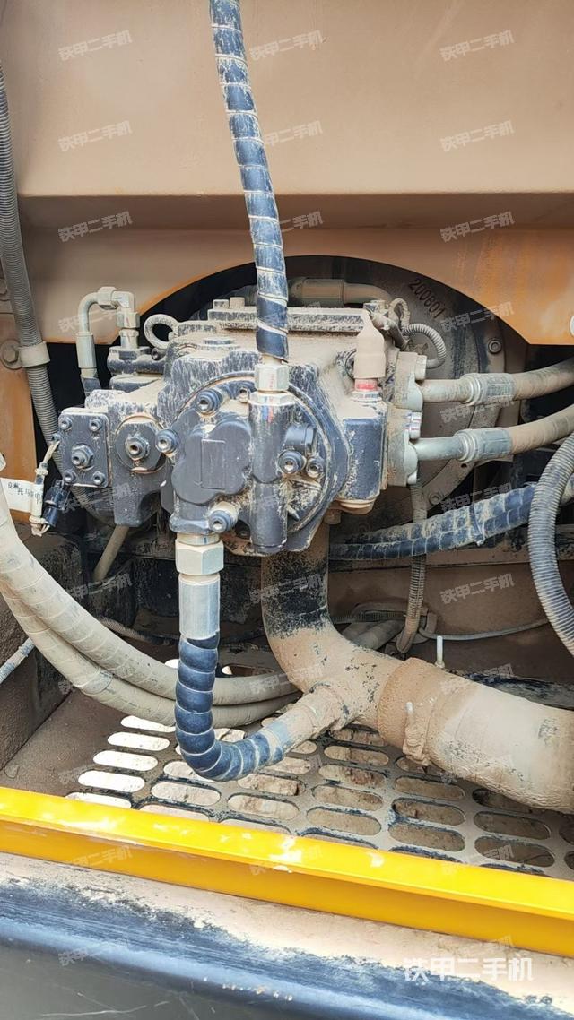 液压泵舱室正面整体(整机外观) 液压泵舱室正面整体(整机外观)