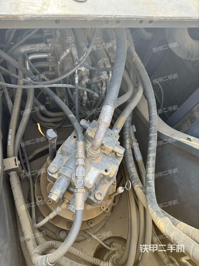 回轉(zhuǎn)馬達(dá)和主控閥(整機(jī)外觀) 回轉(zhuǎn)馬達(dá)和主控閥(整機(jī)外觀)