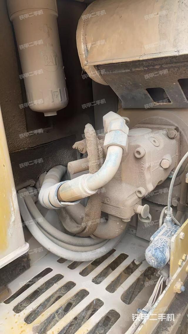 液压泵舱室正面整体(整机外观) 液压泵舱室正面整体(整机外观)