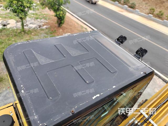 駕駛室頂部(整機(jī)外觀) 駕駛室頂部(整機(jī)外觀)