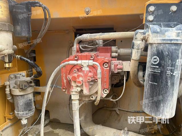 液压泵舱室正面整体(整机外观) 液压泵舱室正面整体(整机外观)
