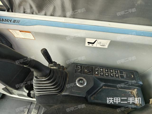 座椅右側(cè)控制臺/鑰匙門/油門/含右手柄(駕駛室部分) 座椅右側(cè)控制臺/鑰匙門/油門/含右手柄(駕駛室部分)