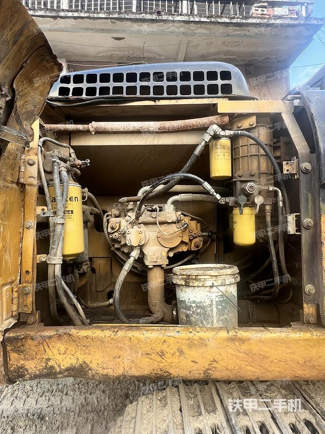 液压泵舱室正面整体(整机外观) 液压泵舱室正面整体(整机外观)
