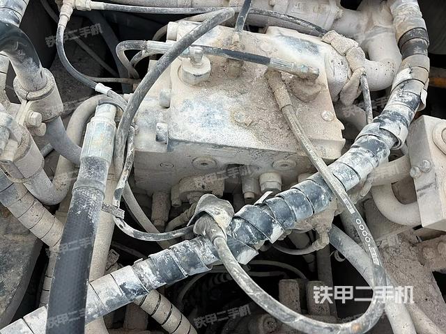 回轉馬達和主控閥(整機外觀) 回轉馬達和主控閥(整機外觀)