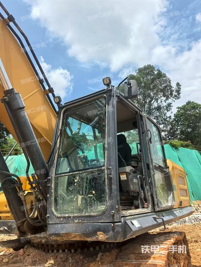 駕駛室整體(整機(jī)外觀) 駕駛室整體(整機(jī)外觀)