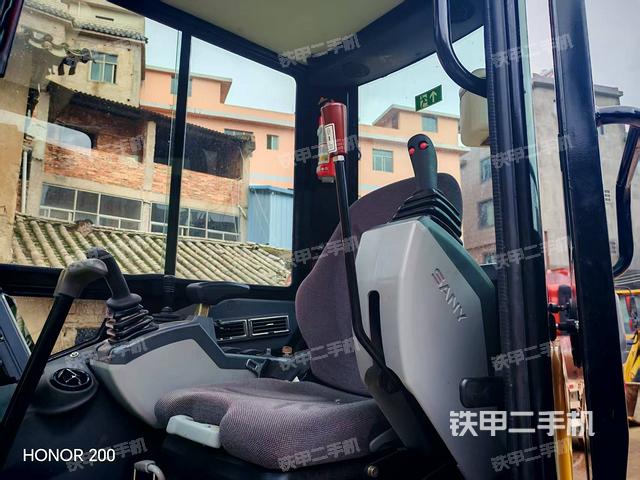 驾驶室整体(整机外观) 驾驶室整体(整机外观)