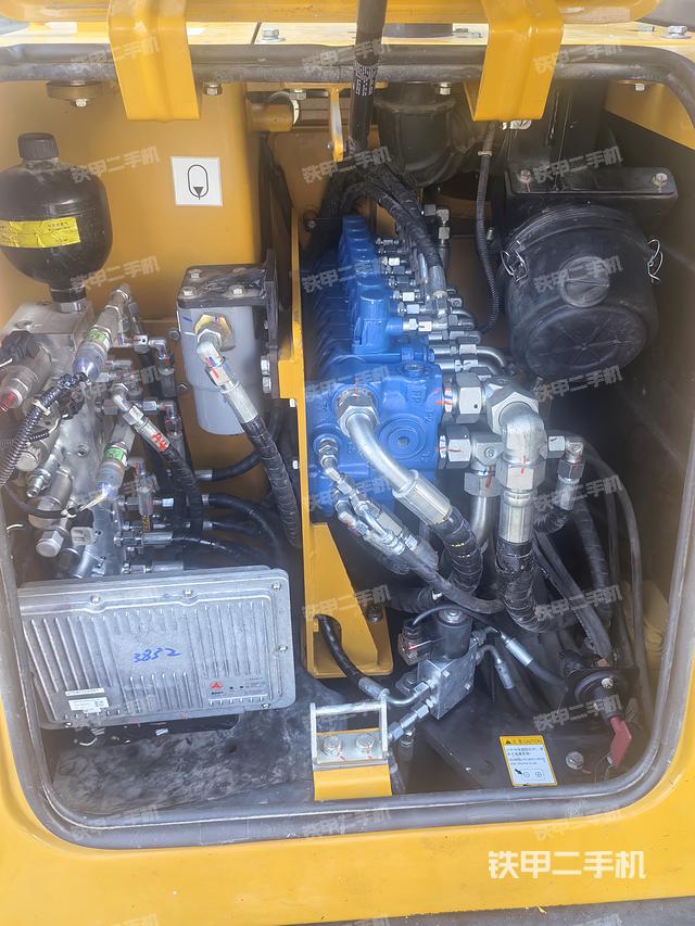 回转马达和主控阀（整机外观）