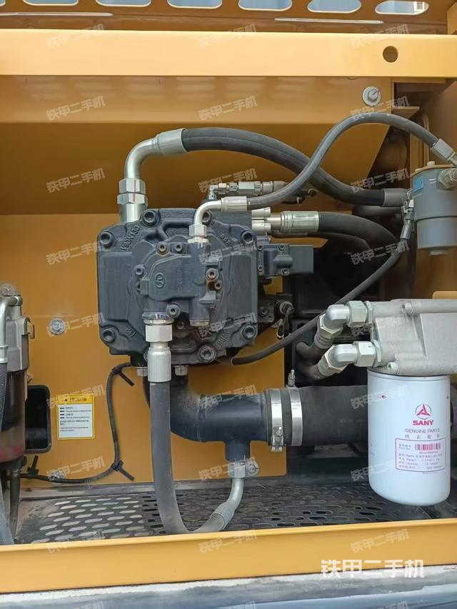 液壓泵艙室正面整體(整機(jī)外觀) 液壓泵艙室正面整體(整機(jī)外觀)