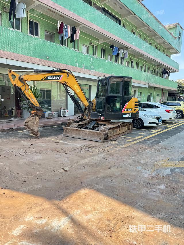 驾驶室顶部（整机外观）