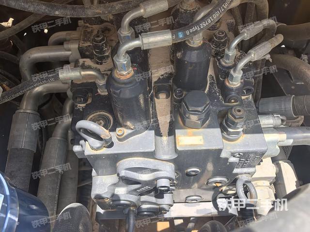 回轉(zhuǎn)馬達(dá)和主控閥（整機(jī)外觀）