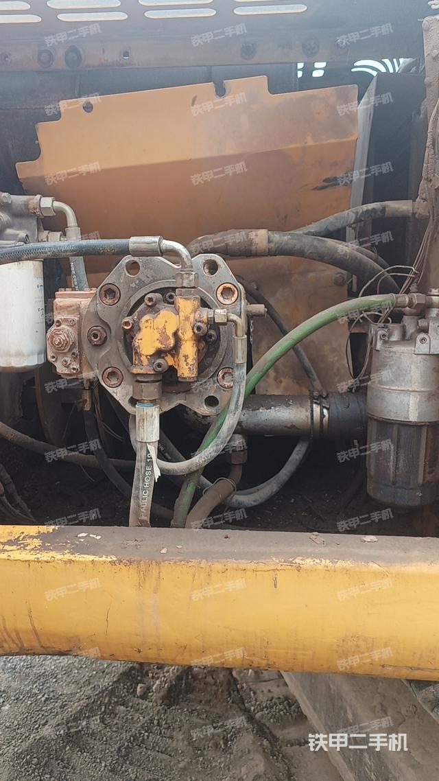 液压泵舱室正面整体(整机外观) 液压泵舱室正面整体(整机外观)