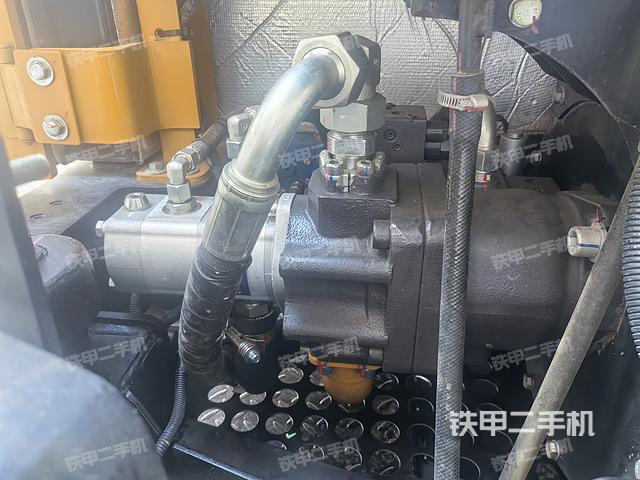 液压泵舱室正面整体（整机外观）