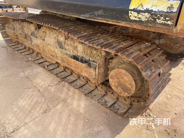单侧履带整体(整机外观) 单侧履带整体(整机外观)