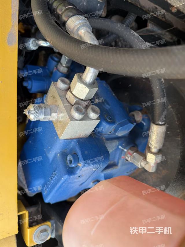 液压泵舱室正面整体（整机外观）