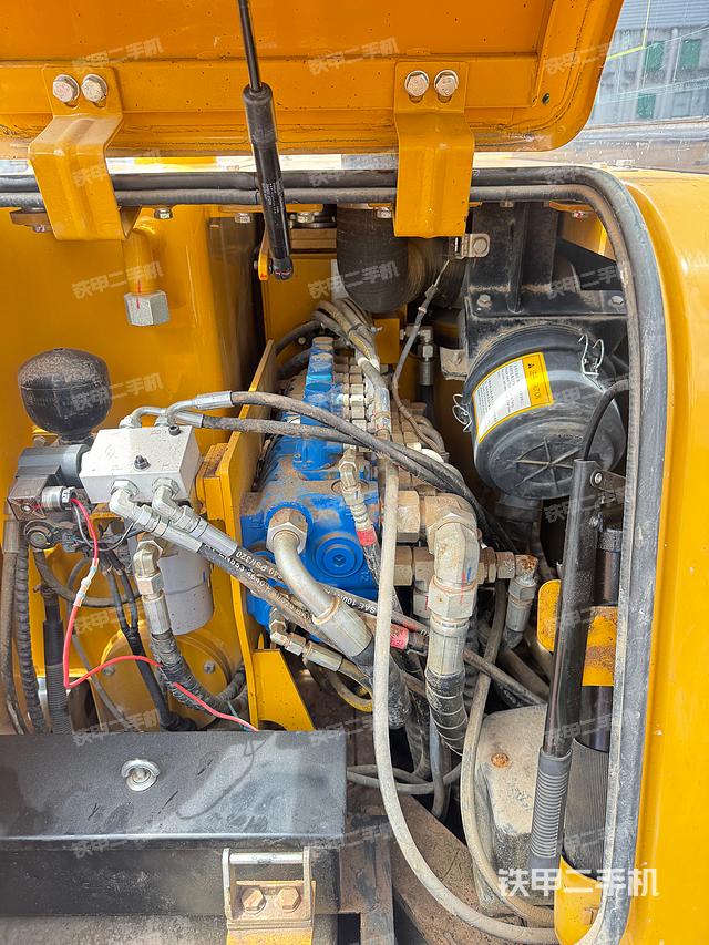 液压泵舱室正面整体（整机外观）