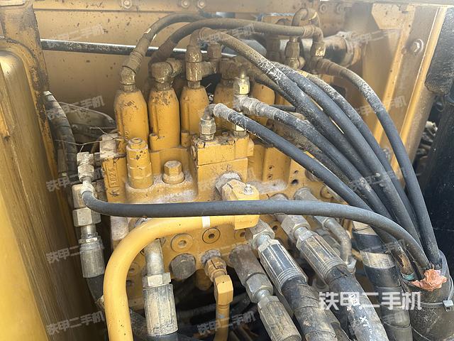 回转马达和主控阀（整机外观）