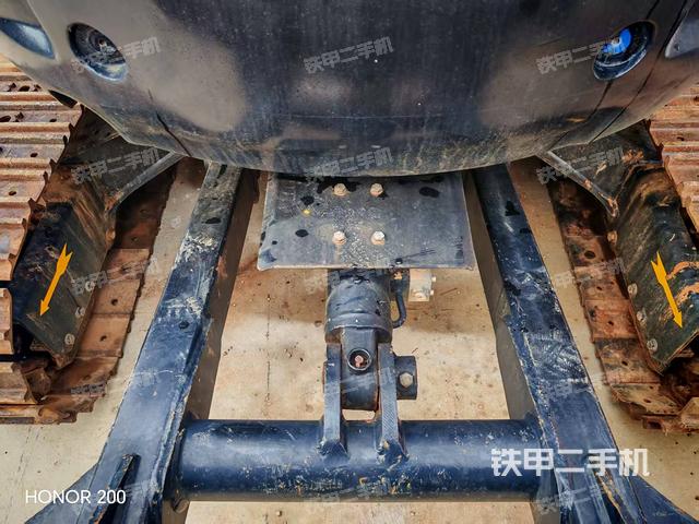 回转马达和主控阀(整机外观) 回转马达和主控阀(整机外观)