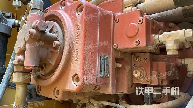 液压泵舱室正面整体(整机外观) 液压泵舱室正面整体(整机外观)