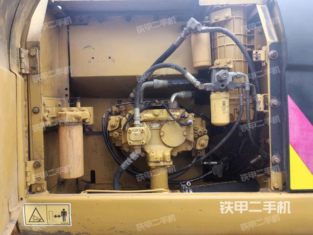 液壓泵艙室正面整體(整機(jī)外觀) 液壓泵艙室正面整體(整機(jī)外觀)