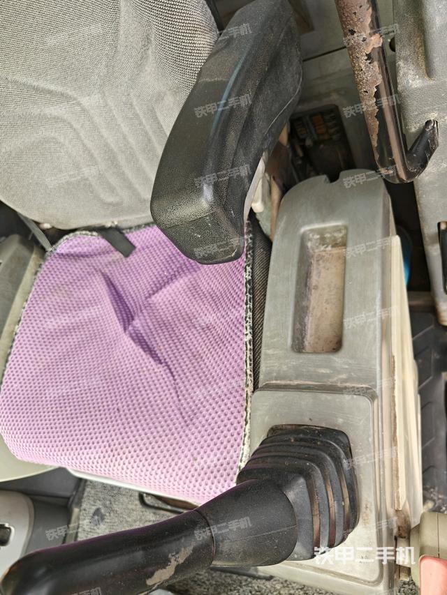 座椅左側(cè)控制臺/音響/含左手柄(駕駛室部分) 座椅左側(cè)控制臺/音響/含左手柄(駕駛室部分)