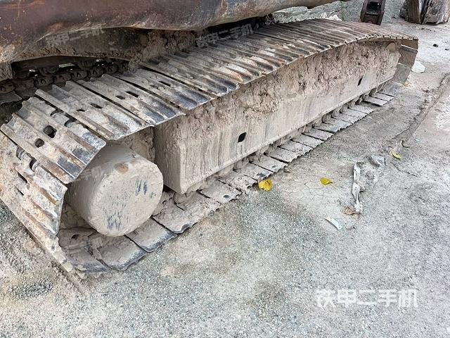 單側(cè)履帶整體(整機(jī)外觀) 單側(cè)履帶整體(整機(jī)外觀)