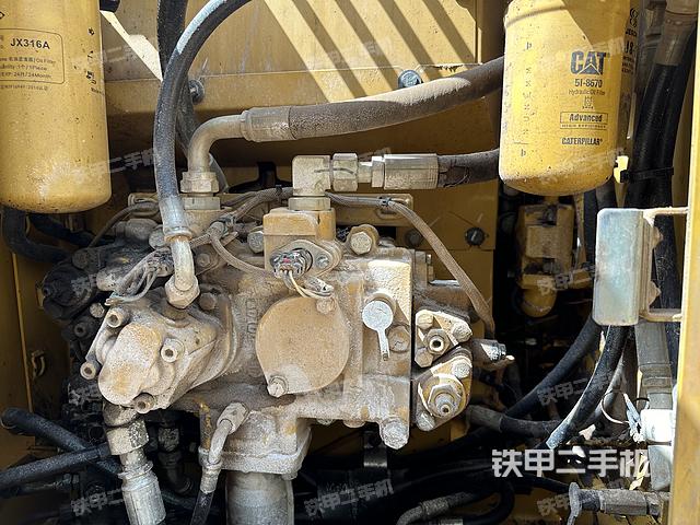 液压泵舱室正面整体（整机外观）