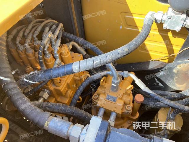 回转马达和主控阀(整机外观) 回转马达和主控阀(整机外观)