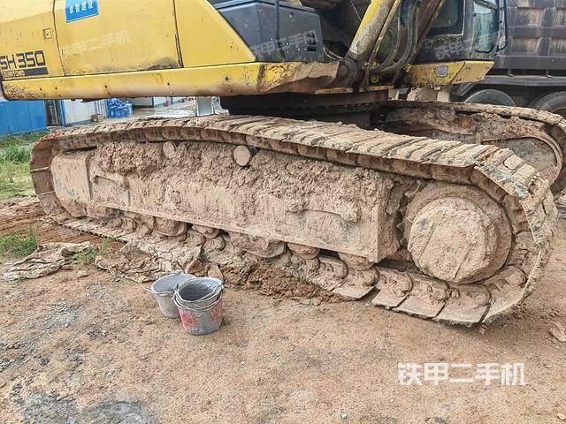 單側(cè)履帶整體(整機外觀) 單側(cè)履帶整體(整機外觀)