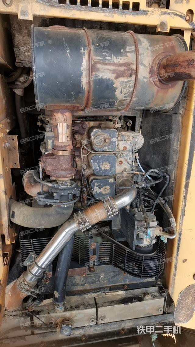 液压泵舱室正面整体(整机外观) 液压泵舱室正面整体(整机外观)