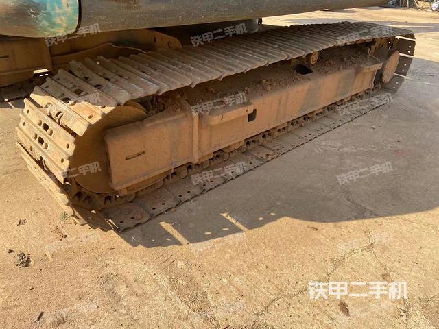 單側(cè)履帶整體(整機(jī)外觀) 單側(cè)履帶整體(整機(jī)外觀)