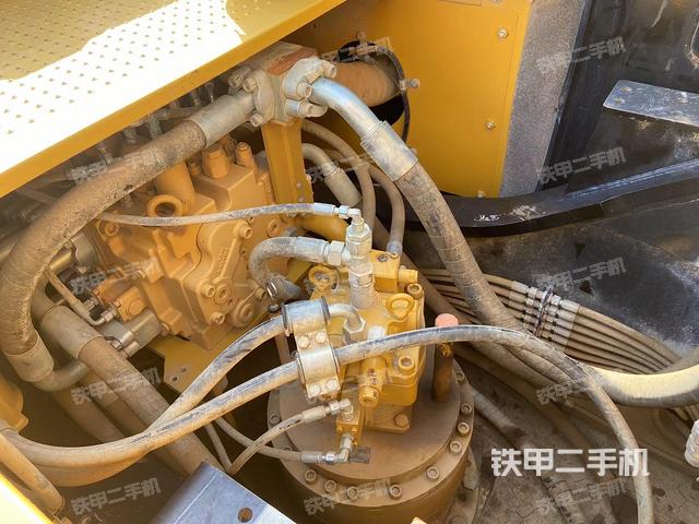 回转马达和主控阀(整机外观) 回转马达和主控阀(整机外观)
