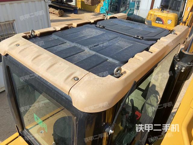 駕駛室頂部(整機(jī)外觀) 駕駛室頂部(整機(jī)外觀)