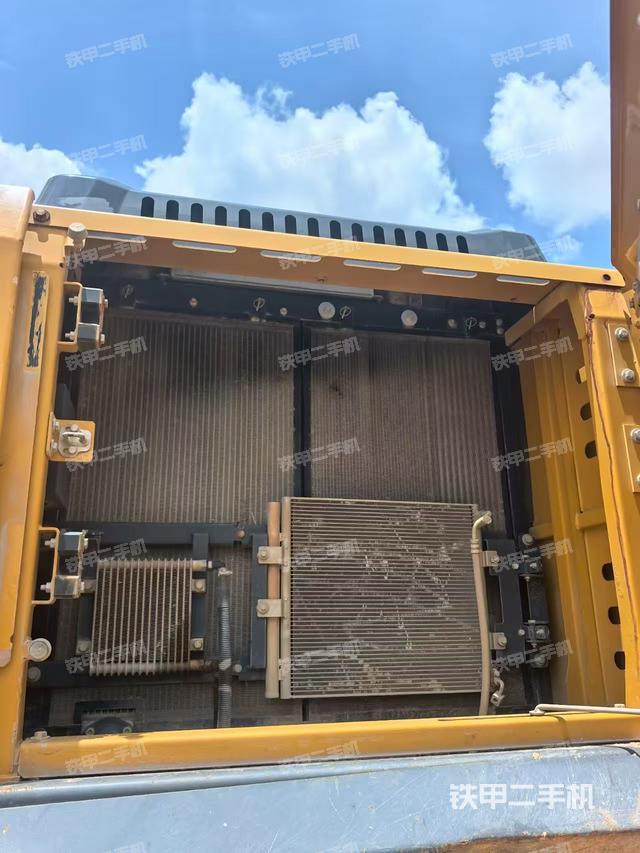 駕駛室頂部(整機(jī)外觀) 駕駛室頂部(整機(jī)外觀)