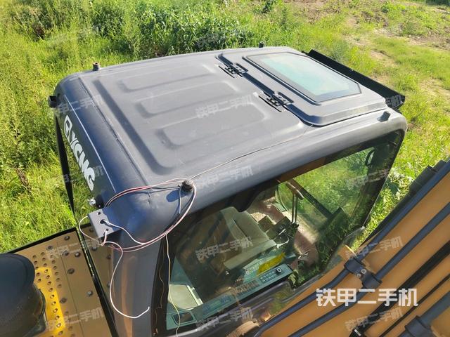 驾驶室顶部(整机外观) 驾驶室顶部(整机外观)
