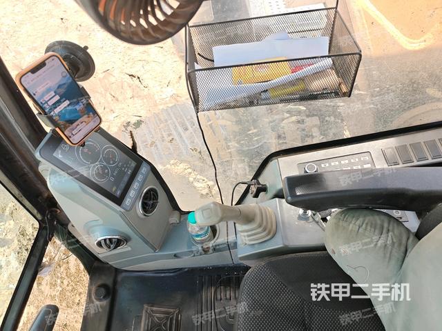 座椅左侧控制台/音响/含左手柄(驾驶室部分) 座椅左侧控制台/音响/含左手柄(驾驶室部分)