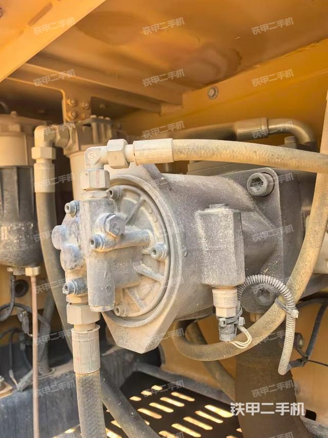 回轉(zhuǎn)馬達(dá)和主控閥(整機(jī)外觀) 回轉(zhuǎn)馬達(dá)和主控閥(整機(jī)外觀)