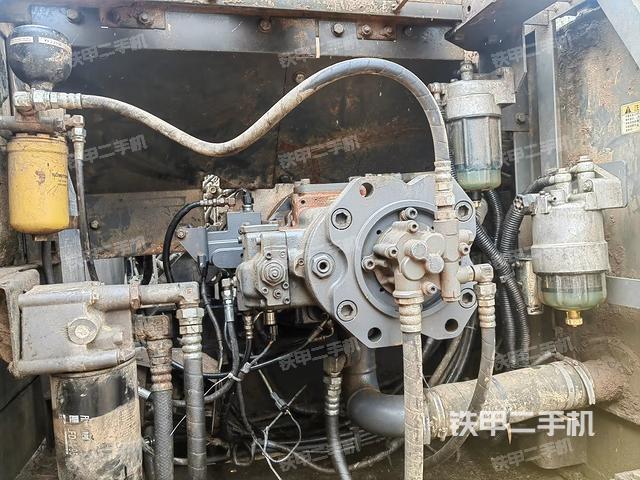 液壓泵艙室正面整體(整機外觀) 液壓泵艙室正面整體(整機外觀)