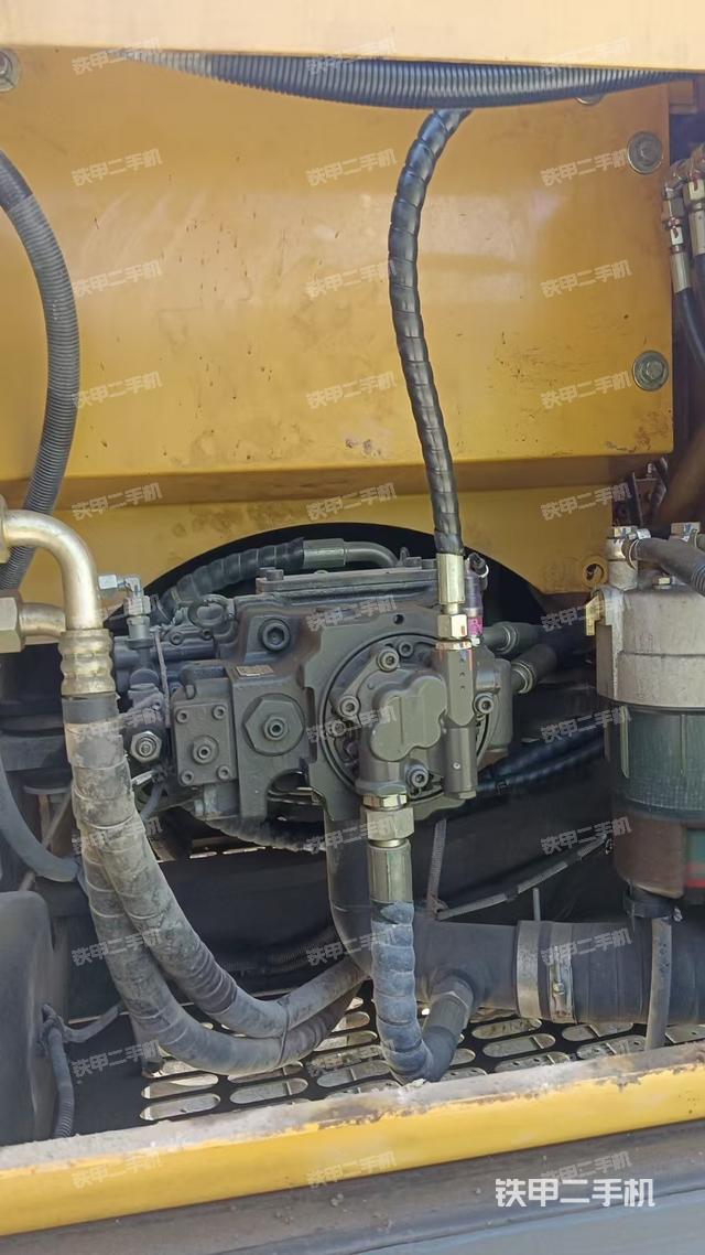 液压泵舱室正面整体(整机外观) 液压泵舱室正面整体(整机外观)