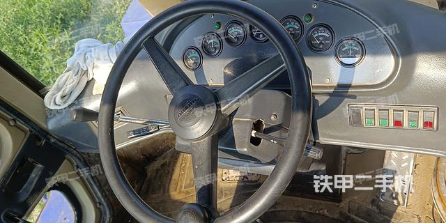 駕駛室操作臺(tái)(整機(jī)外觀及大件) 駕駛室操作臺(tái)(整機(jī)外觀及大件)