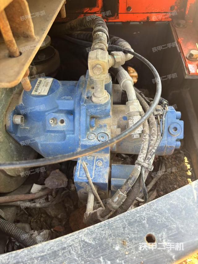 液压泵舱室正面整体(整机外观) 液压泵舱室正面整体(整机外观)