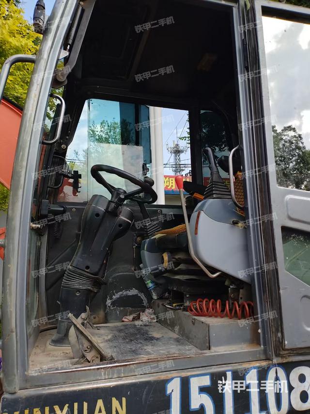 液压泵舱室正面整体（整机外观）